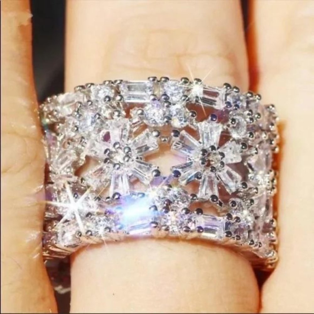NEW 18 CT 925 STERLING SILVER DIAMOND RING, BEAUTIFUL RING, SHINY RING. - Picture 2 of 6